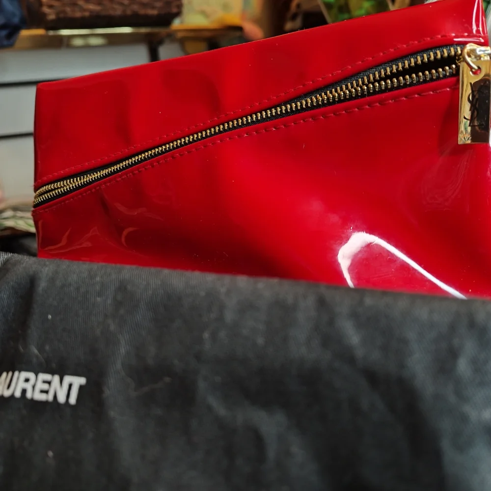 Saint Laurent Red Makeup Bag With Dust Bag. Patent Leather Red - Picture 4 of 7